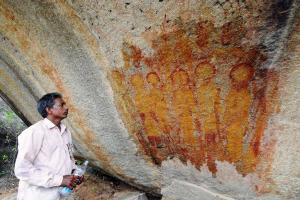 10,000-year-old rock paintings depicting aliens and UFOs found in Chhattisgarh