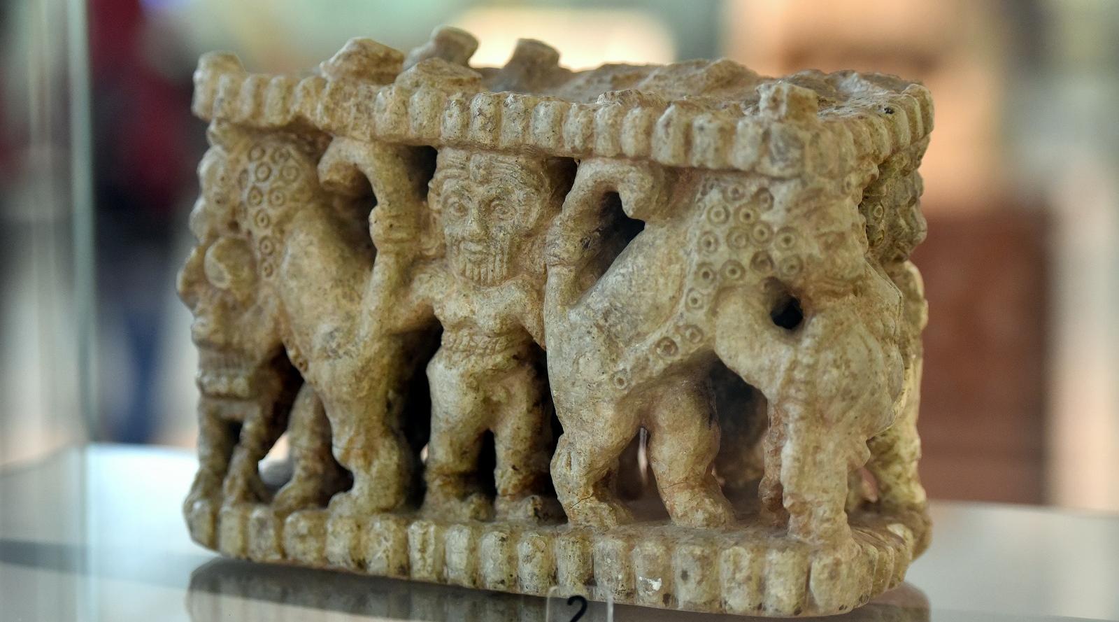 Gilgamesh fights with lions.  Sumerian figurine.