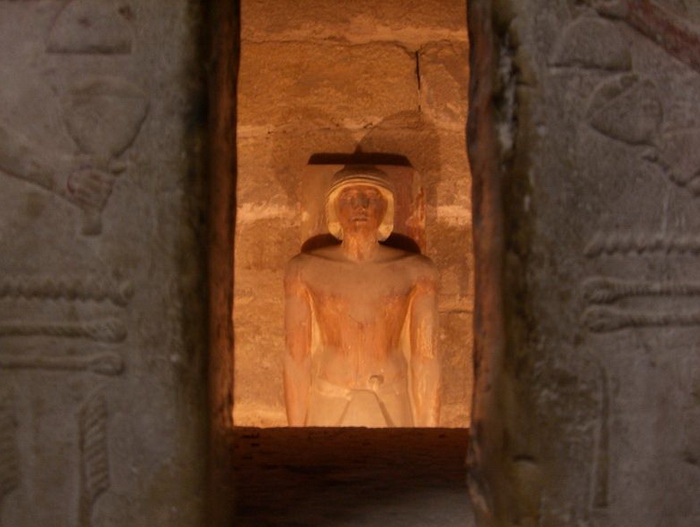It was assumed that everything that happens in the tomb is watched by spirits and various hypostases of the soul of the deceased.