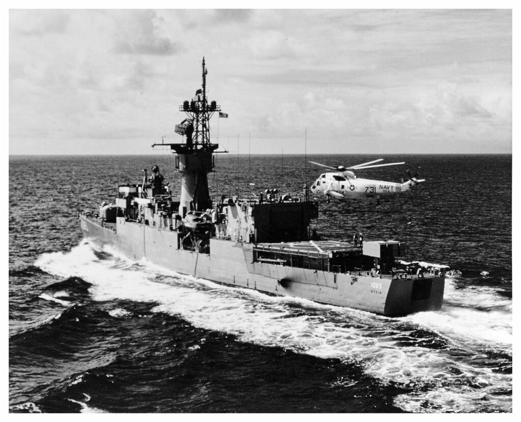 За четыре года до инцидента с повреждением лампочки Стейн благополучно патрулирует побережье Гавайев / © Национальный архив ВМС США
