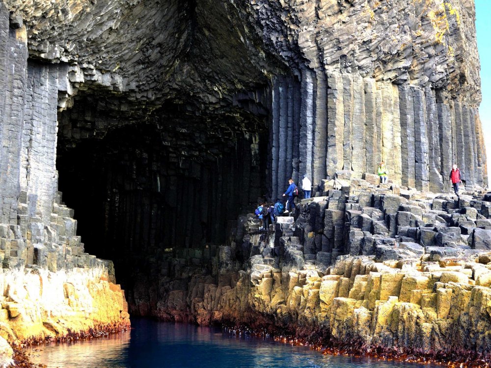 Staffa - "Island of columns", which according to the legends of the Vikings was built by giants 3