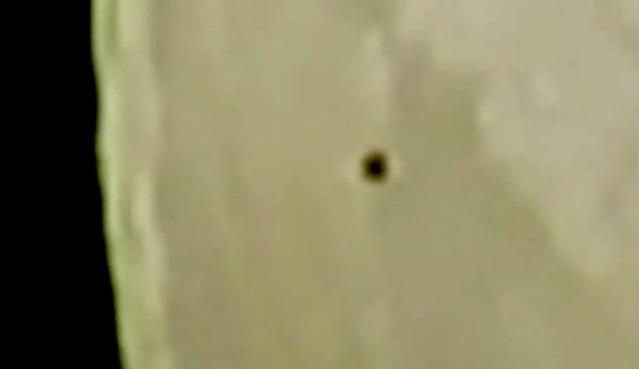 Black UFO flew near the moon (VIDEO) 2