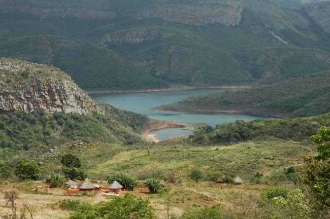 Загадочное озеро Фундудзи в ЮАР: из водоёма нельзя унести ни капли воды.