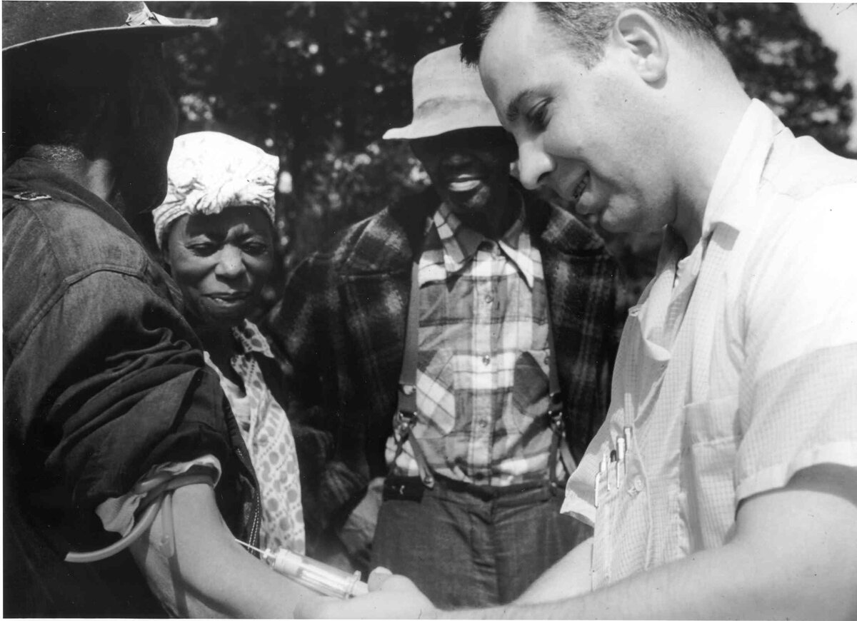 Photo: wikipedia / Unidentified person administers a placebo to one of the victims of the Tuskegee study, 1932