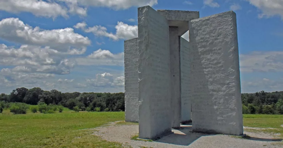 Ataque explosivo às "Guidestones" da Geórgia - Os teóricos da conspiração visam o monumento 1