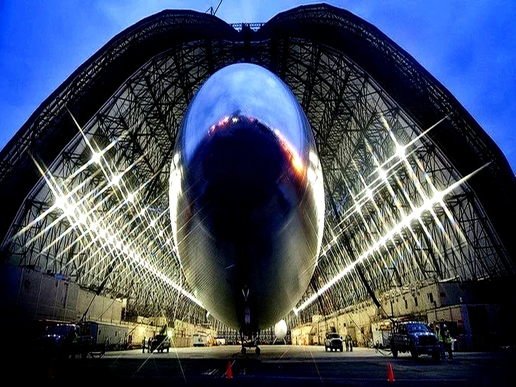 "OVNI" chinês sobre os EUA?  O maior hangar do mundo foi criado e chemtrails pretos aparecem 2