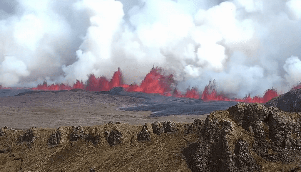 Die Erde spaltete sich wie entlang einer Naht: Neuer Vulkanausbruch in Island 2