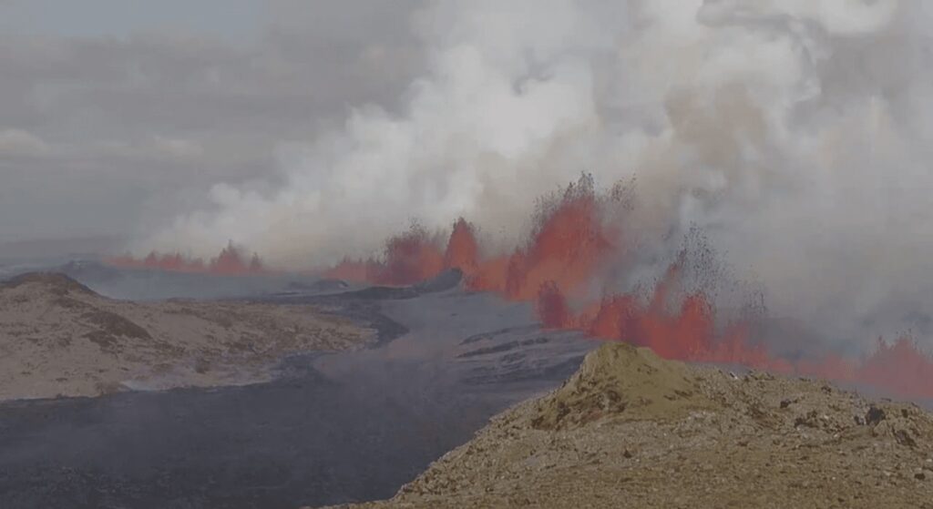 Die Erde spaltete sich wie entlang einer Naht: Neuer Vulkanausbruch in Island 1